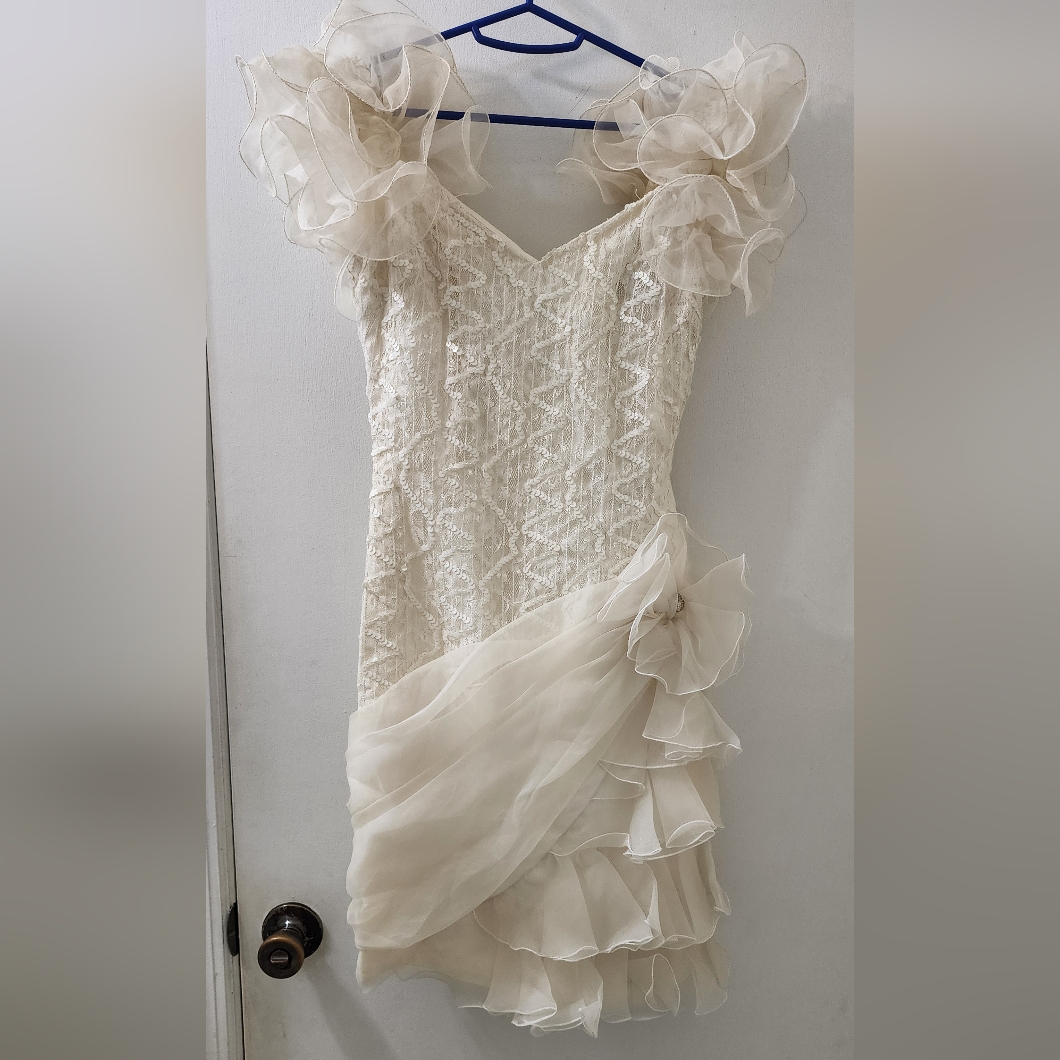 Karen Millen Elegant Cream Lace Dress, Size Small.